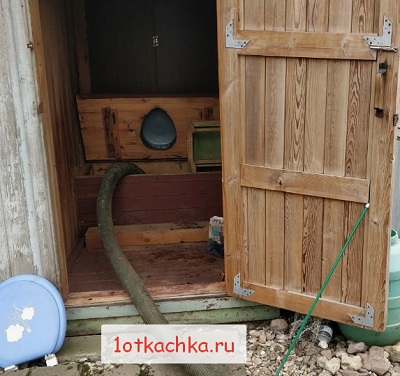 откачка уличного туалета после